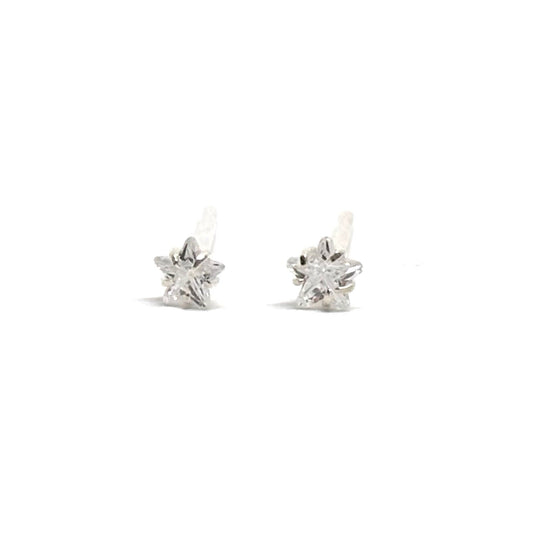 Boucles d'oreilles clous en argent sterling 925, ornées de zircons en forme d'étoile de 3 mm. Design moderne et raffiné, ces boucles capturent l'éclat d'une étoile scintillante, parfaites pour apporter une touche de magie et de sophistication à votre look. Fabriquées en argent sterling 925, elles sont légères et confortables à porter, idéales pour le quotidien ou pour une occasion spéciale. Un bijou élégant et lumineux, symbolisant la brillance céleste.