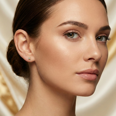 Boucles d'oreilles clous forme carré 3 mm en argent 925 doré, serties d'un petit zircon discret et brillant.