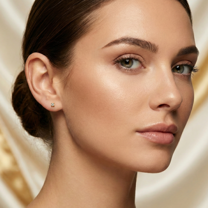 Boucles d'oreilles clous forme carré 3 mm en argent 925 doré, serties d'un petit zircon discret et brillant.