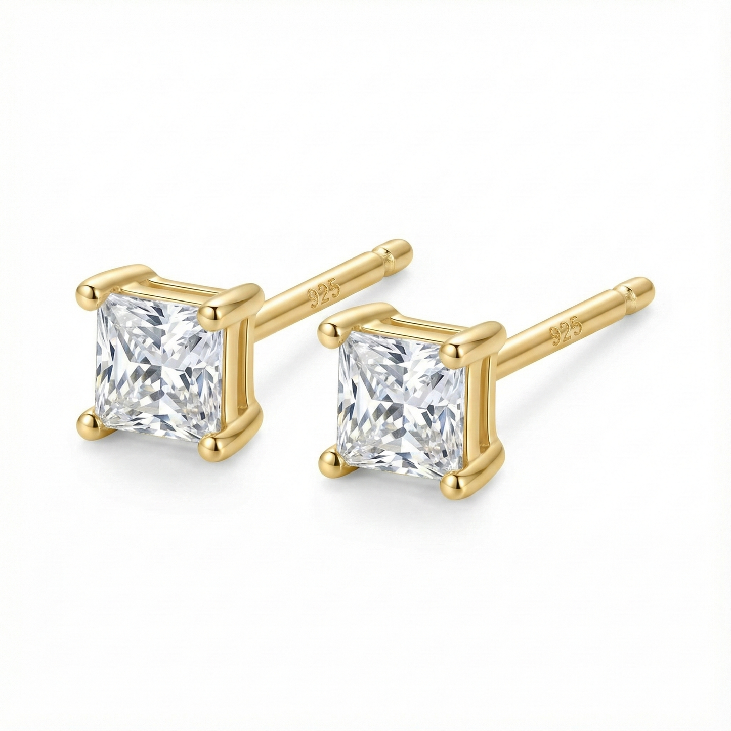 Boucles d'oreilles clous forme carré 3 mm en argent 925 doré, serties d'un petit zircon discret et brillant.