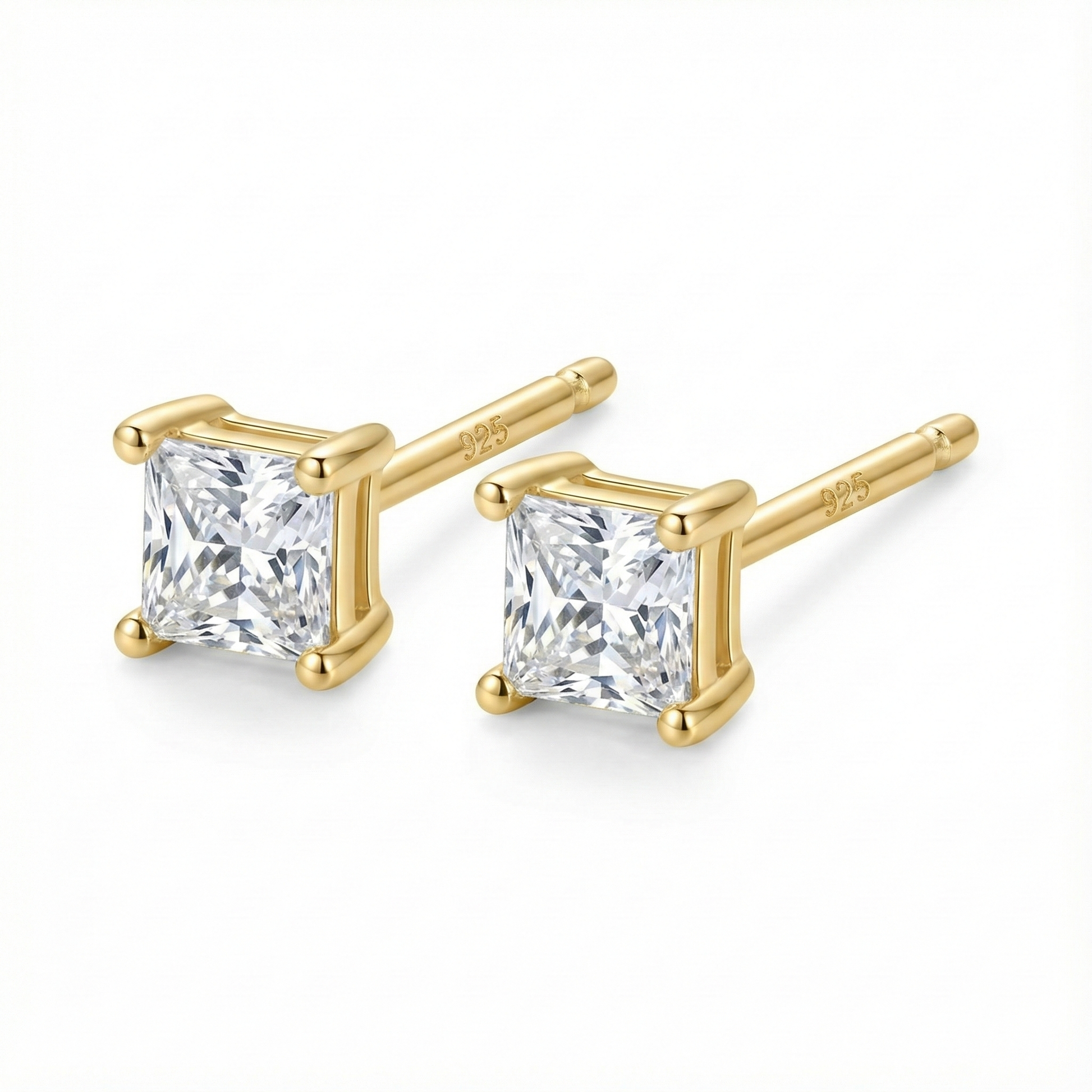 Boucles d'oreilles clous forme carré 3 mm en argent 925 doré, serties d'un petit zircon discret et brillant.