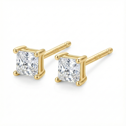 Boucles d'oreilles clous forme carré 3 mm en argent 925 doré, serties d'un petit zircon discret et brillant.