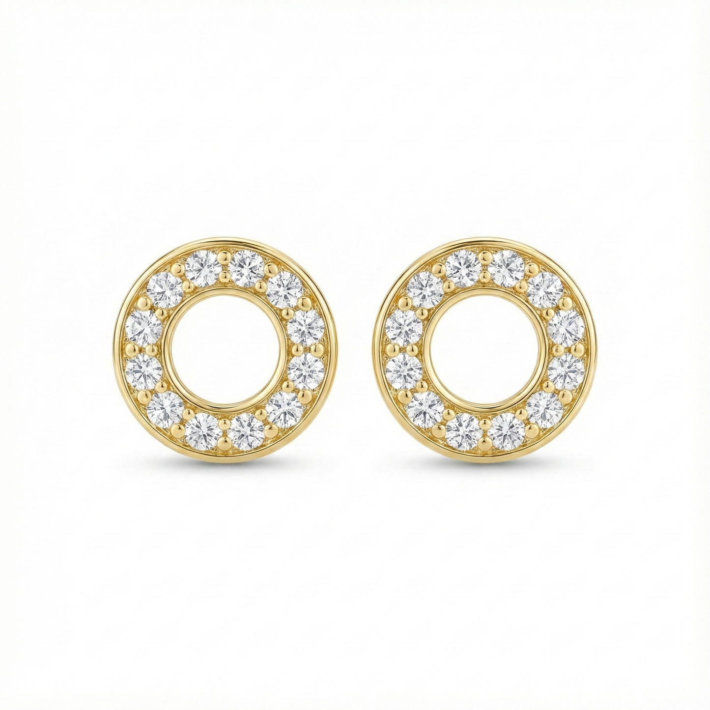 Boucles d'oreilles clous forme cercle en argent 925 doré à l'or fin, serties de petits zircons brillants.