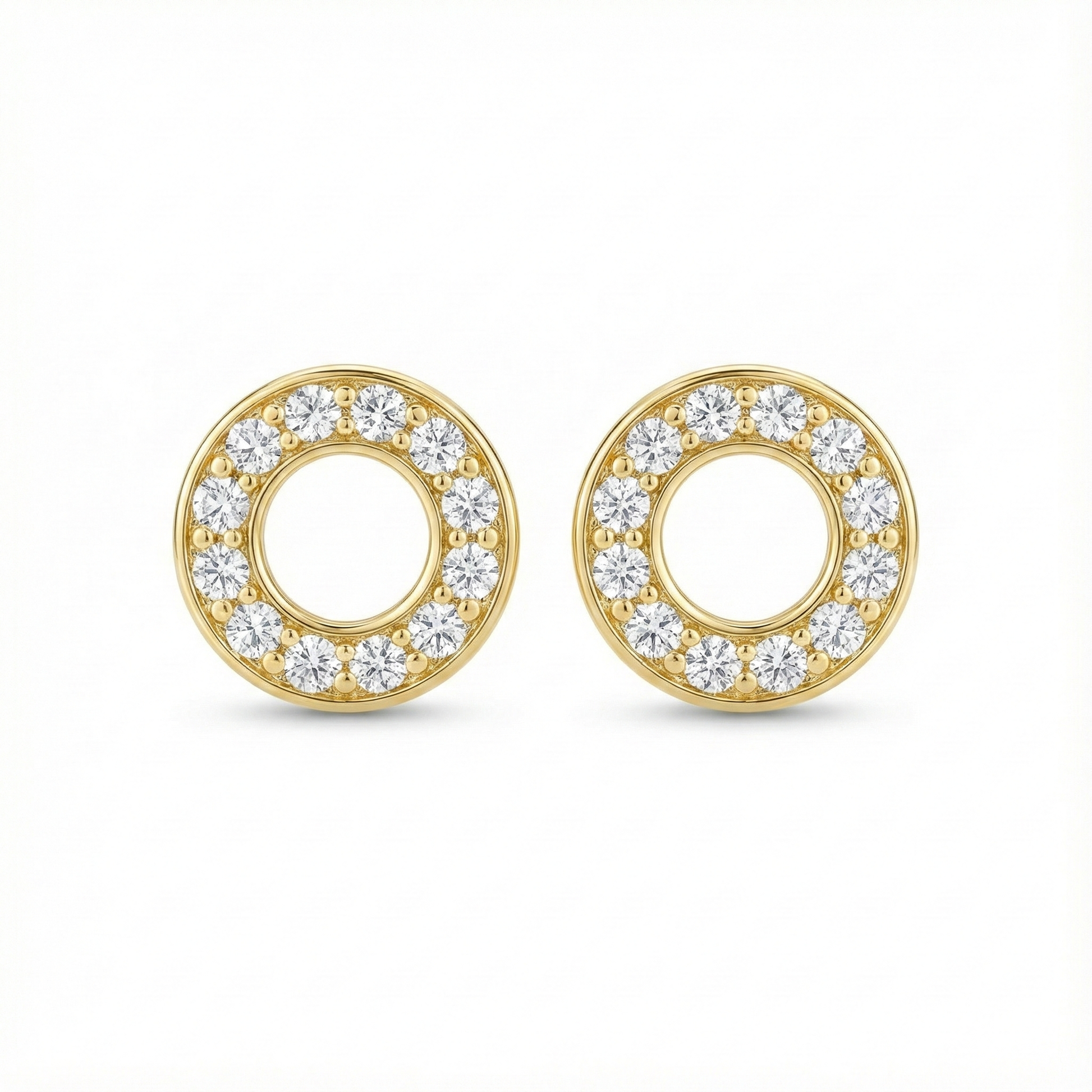 Boucles d'oreilles clous forme cercle en argent 925 doré à l'or fin, serties de petits zircons brillants.