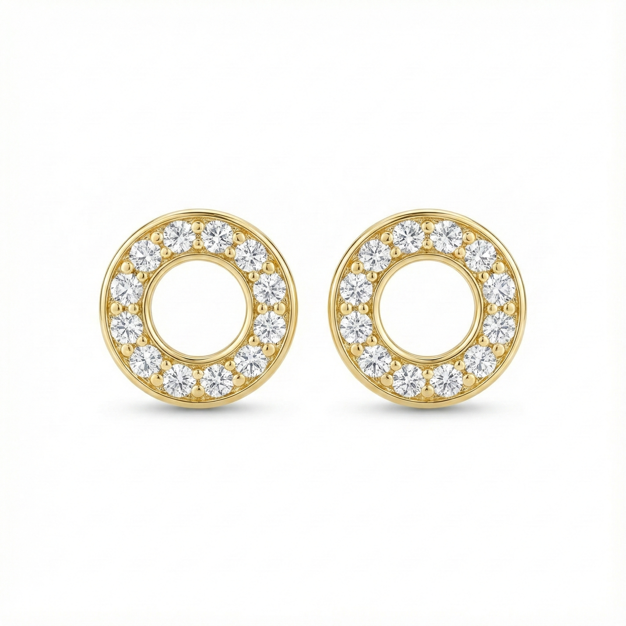 Boucles d'oreilles clous forme cercle en argent 925 doré à l'or fin, serties de petits zircons brillants.