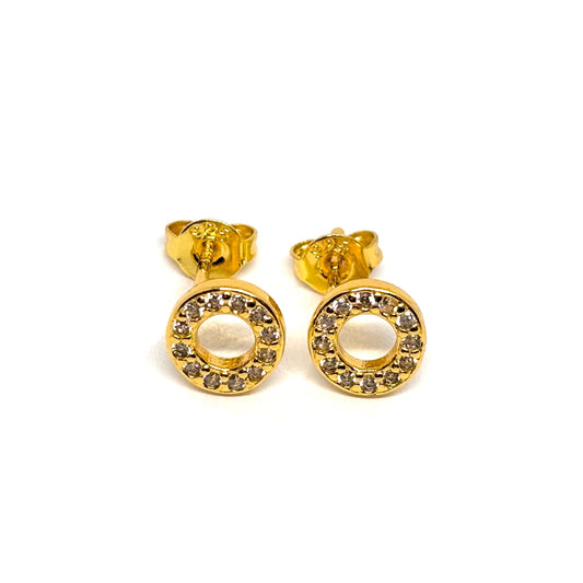 Boucles d’oreilles clous femme en argent 925 doré à l’or 18k, ornées de cercles raffinés et de zircons étincelants. Bijou chic et intemporel symbolisant l’éternité et la beauté infinie, parfait pour un look sophistiqué ou un cadeau élégant. L’argent doré assure une brillance chaude et durable, idéal pour sublimer une tenue de jour ou de soirée avec élégance et lumière.