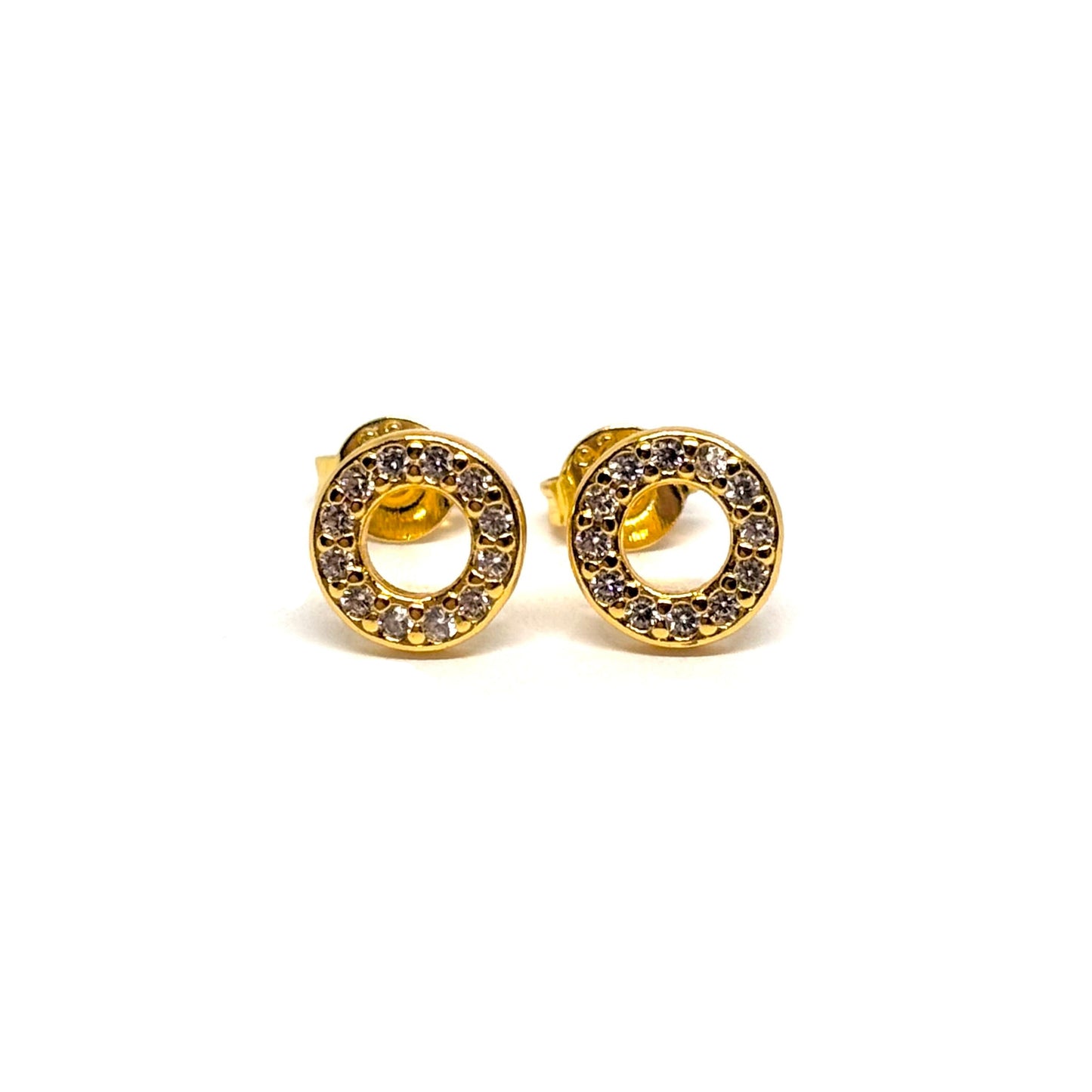 Boucles d’oreilles clous femme en argent 925 doré à l’or 18k, ornées de cercles raffinés et de zircons étincelants. Bijou chic et intemporel symbolisant l’éternité et la beauté infinie, parfait pour un look sophistiqué ou un cadeau élégant. L’argent doré assure une brillance chaude et durable, idéal pour sublimer une tenue de jour ou de soirée avec élégance et lumière.