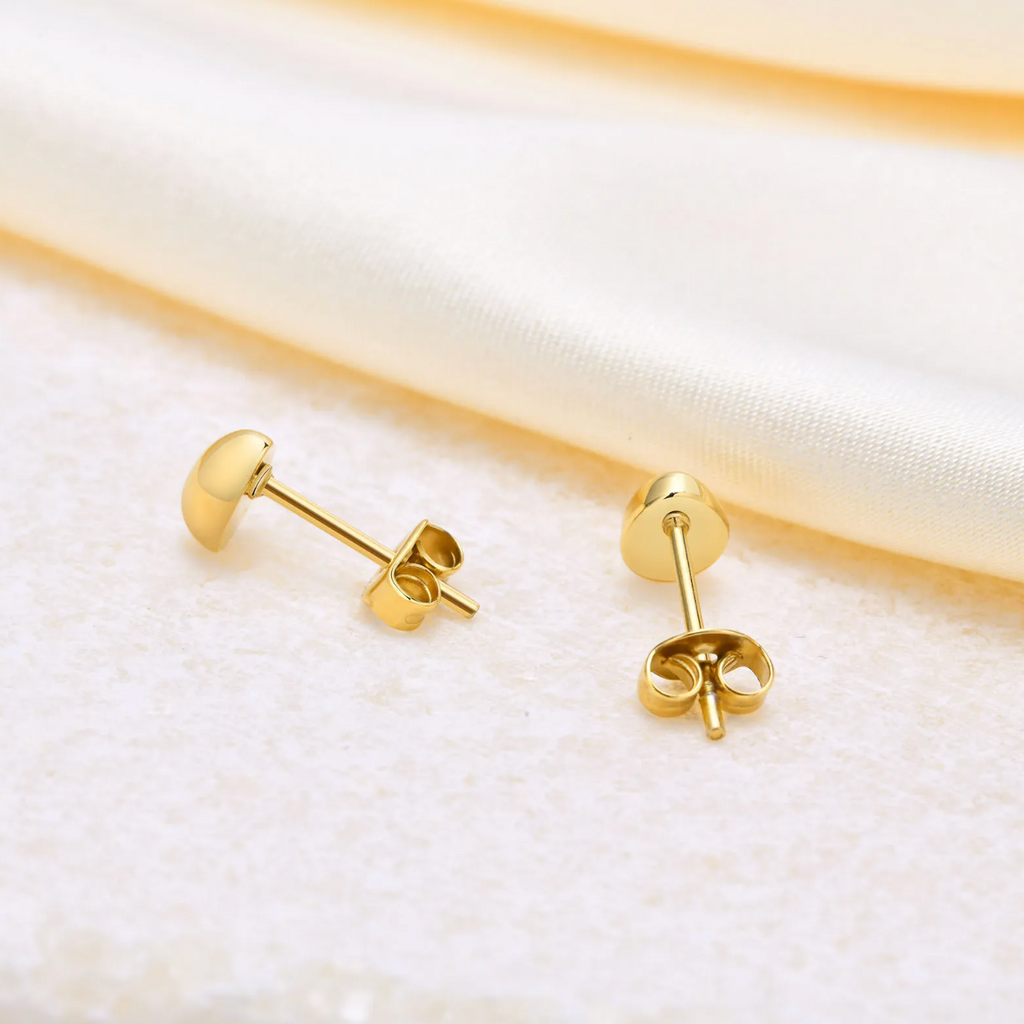 Puces dorées en forme d’œuf aux courbes douces et au poli miroir, ces boucles d’oreilles minimalistes incarnent la simplicité sophistiquée. Leur silhouette épurée capte la lumière pour une touche de lumière élégante au quotidien. Un basique précieux, idéal à porter seul ou en accumulation.

Matériaux : Acier inoxydable couleur or – finition brillante, résistant à l’eau, hypoallergénique.

Dimensions : Environ 0,8 cm de hauteur – poids : léger et confortable pour un usage prolongé.

Style : Minimaliste, mode