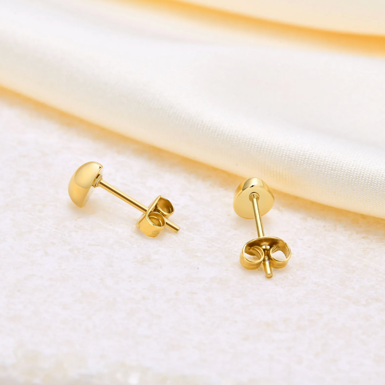 Puces dorées en forme d’œuf aux courbes douces et au poli miroir, ces boucles d’oreilles minimalistes incarnent la simplicité sophistiquée. Leur silhouette épurée capte la lumière pour une touche de lumière élégante au quotidien. Un basique précieux, idéal à porter seul ou en accumulation.

Matériaux : Acier inoxydable couleur or – finition brillante, résistant à l’eau, hypoallergénique.

Dimensions : Environ 0,8 cm de hauteur – poids : léger et confortable pour un usage prolongé.

Style : Minimaliste, mode