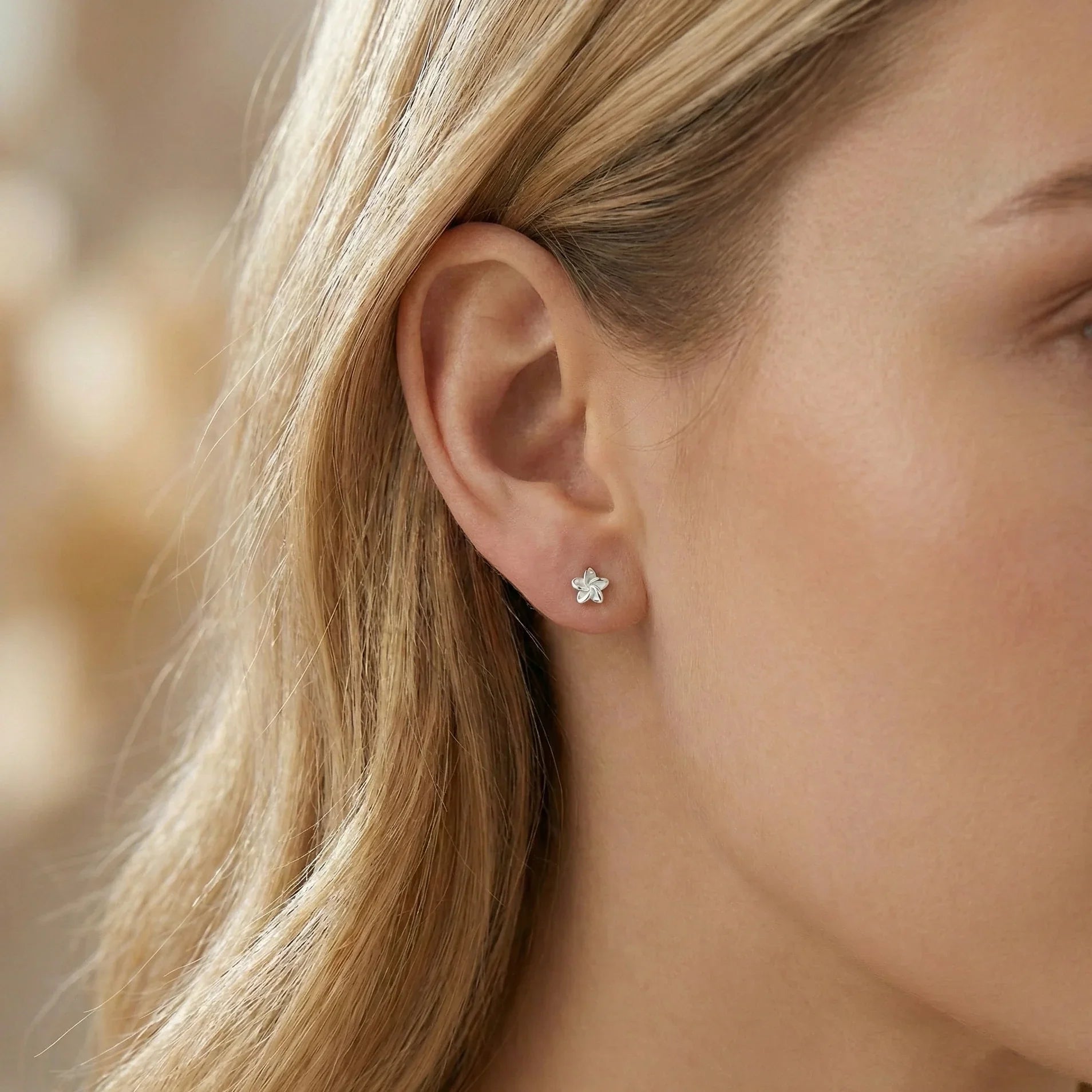 Boucles d’oreilles clous en argent 925 en forme d’étoile, bijou discret au design minimaliste et finition brillante