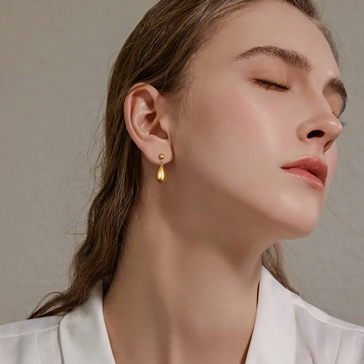 Des boucles d’oreilles clous en forme de goutte, au design pur et lisse, qui capturent la lumière avec subtilité. Leur silhouette douce évoque la fluidité, l’élégance et la simplicité des formes naturelles.

Matériau : Acier inoxydable couleur doré, finition polie miroir, résistant à l’eau, sans ternissure, hypoallergénique.

Dimensions : Hauteur 15 mm – Largeur 7,8 mm. Poids : 7 g la paire.

Design : Forme de goutte d’eau stylisée, arrondie, équilibrée, au volume délicat. Fermeture clou discrète à l’arrièr
