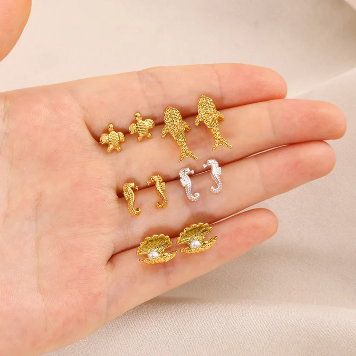 Des boucles d’oreilles puces au design poétique, en forme de coquillage doré renfermant une perle nacrée. Une création délicate, inspirée des trésors de la mer, à porter au quotidien ou pour sublimer une tenue estivale.

Matériau : Acier inoxydable couleur doré, finition brillante, résistant à l’eau et hypoallergénique. Perle synthétique effet nacre pour un rendu élégant et naturel.

Dimensions : 13 mm de large sur 11 mm de haut. Format compact et léger, parfait pour un port confortable toute la journée.

D