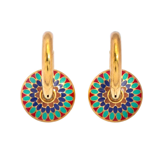 Boucles d’oreilles créoles couleur or en acier inoxydable avec pendentif rond émaillé multicolore style bohème chic pour femme.