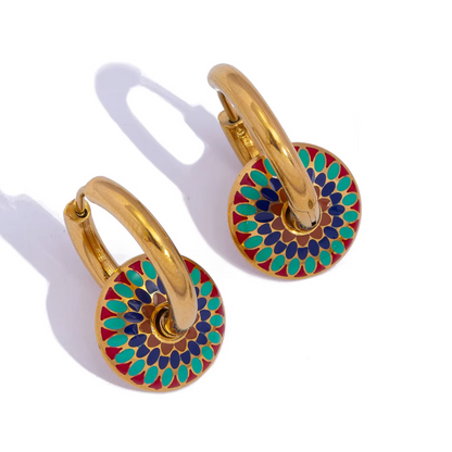 Boucles d’oreilles créoles couleur or en acier inoxydable avec pendentif rond émaillé multicolore style bohème chic pour femme.