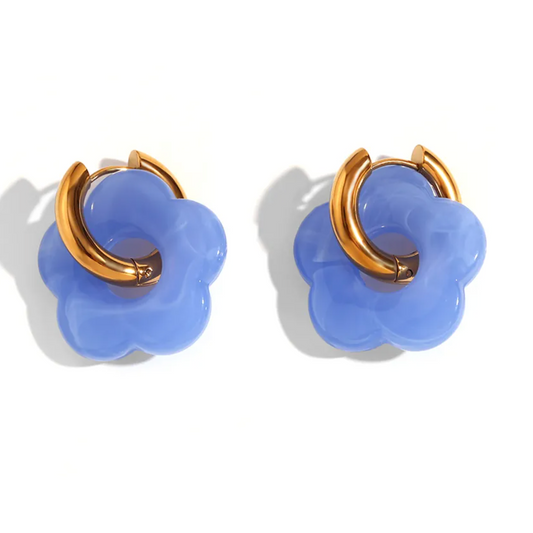 Boucles d’oreilles créoles couleur or en acier inoxydable avec pendentif fleur en résine bleu pastel, style moderne tendance.