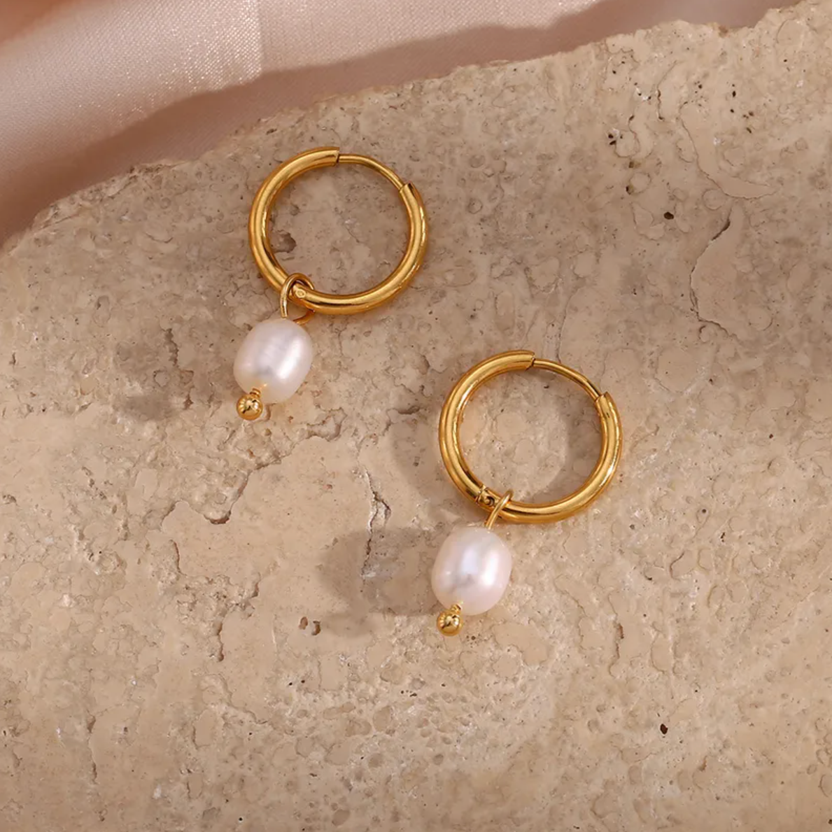 Des créoles pendantes en acier inoxydable doré, rehaussées de perles blanches en goutte, pour une allure à la fois minimaliste, chic et féminine. L’équilibre parfait entre modernité et douceur intemporelle.

Type : Boucles d’oreilles pendantes – créoles.
Matériau : Acier inoxydable couleur doré, perles synthétiques blanches, hypoallergénique, résistant à l’eau et à l’oxydation.

Dimensions : Longueur totale 2,9 cm, perle 1,6 cm, poids 4 g la paire.

Design : Anneaux ronds dorés d’où pend une perle blanche o
