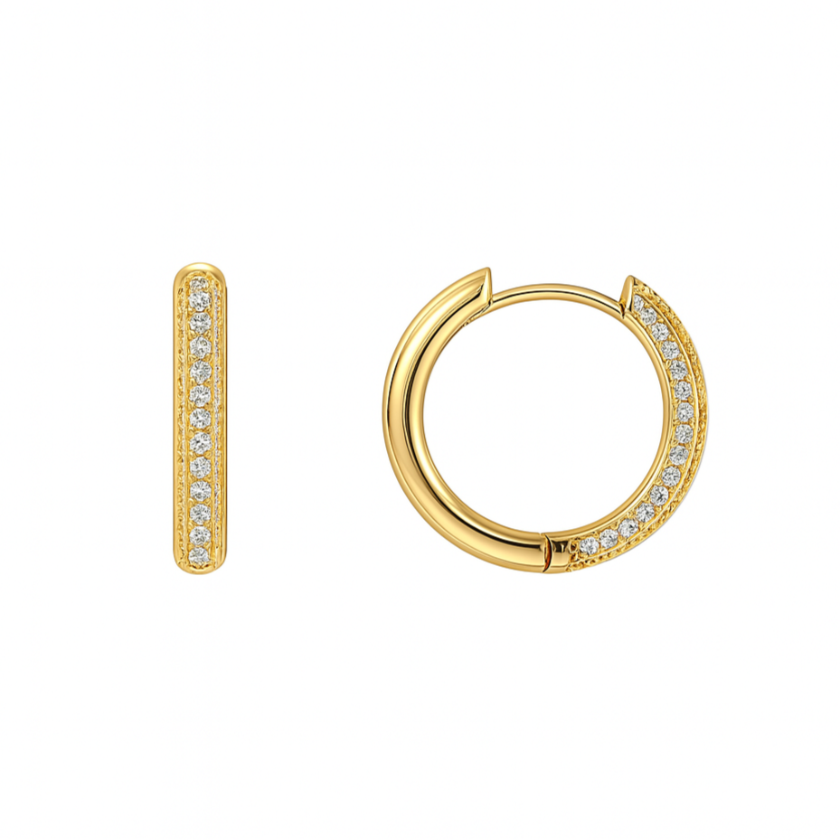 Discrètes et éclatantes, ces créoles dorées fines avec strass s’imposent comme un essentiel chic du quotidien. Leur profil élancé de 1,6 cm de hauteur, habillé de deux rangées de strass scintillants, apporte une touche de lumière subtile à l’oreille.