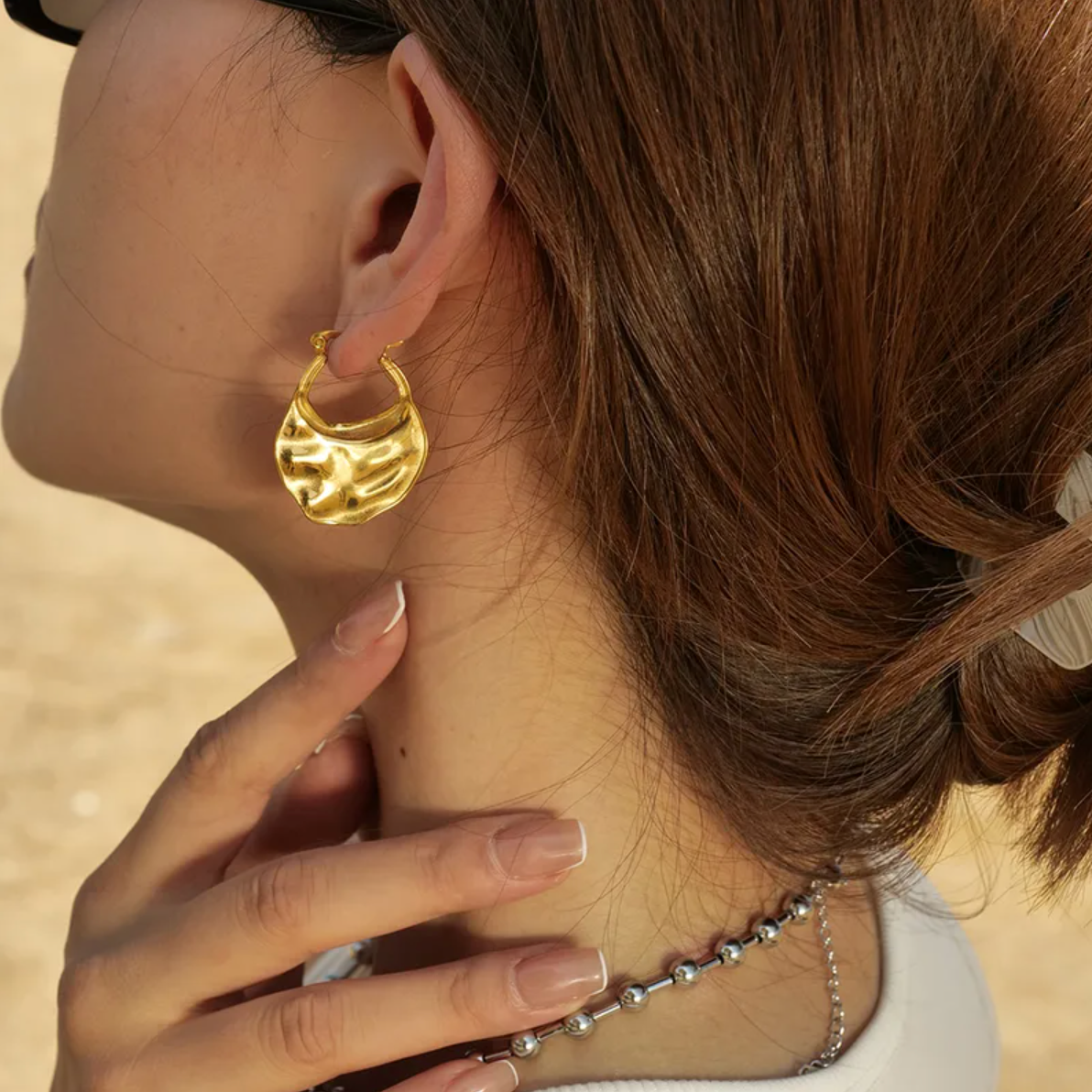Des créoles larges à l’effet martelé, en acier inoxydable doré, pour un look sculptural et contemporain. Une pièce forte, lumineuse, au design organique et assumé.

Type : Boucles d’oreilles créoles pendantes.
Matériau : Acier inoxydable couleur doré, finition brillante, hypoallergénique, résistant à l’eau et à l’oxydation.