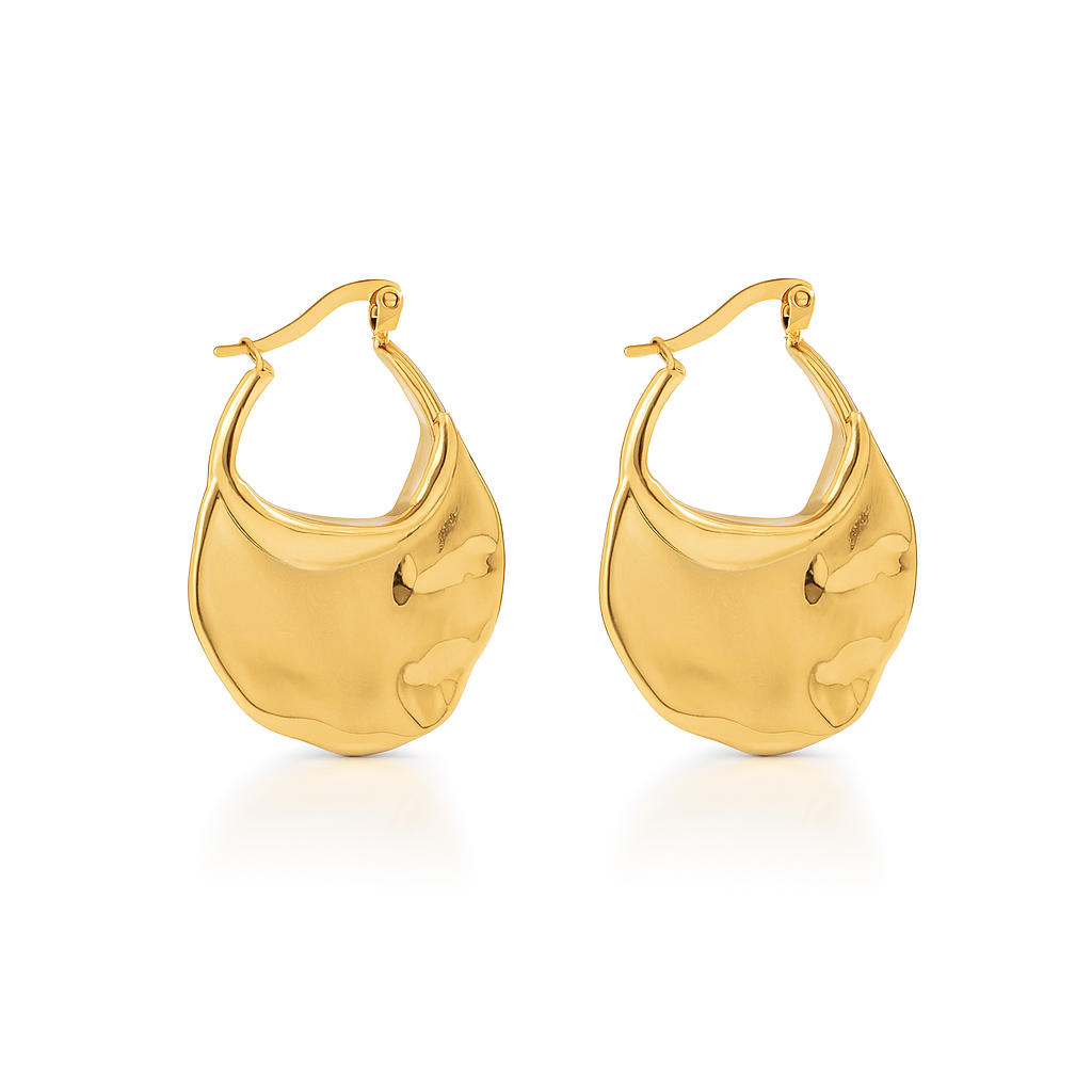 Des créoles larges à l’effet martelé, en acier inoxydable doré, pour un look sculptural et contemporain. Une pièce forte, lumineuse, au design organique et assumé.

Type : Boucles d’oreilles créoles pendantes.
Matériau : Acier inoxydable couleur doré, finition brillante, hypoallergénique, résistant à l’eau et à l’oxydation.

Dimensions : Hauteur 3,39 cm – largeur 2,67 cm – poids 10,72 g la paire.

Design : Forme ondulée irrégulière, effet martelé, lignes arrondies et volumes affirmés. Fermeture à clip invis