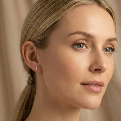 Boucles d’oreilles clous en argent 925 en forme de croix, bijou sobre et intemporel pour femme