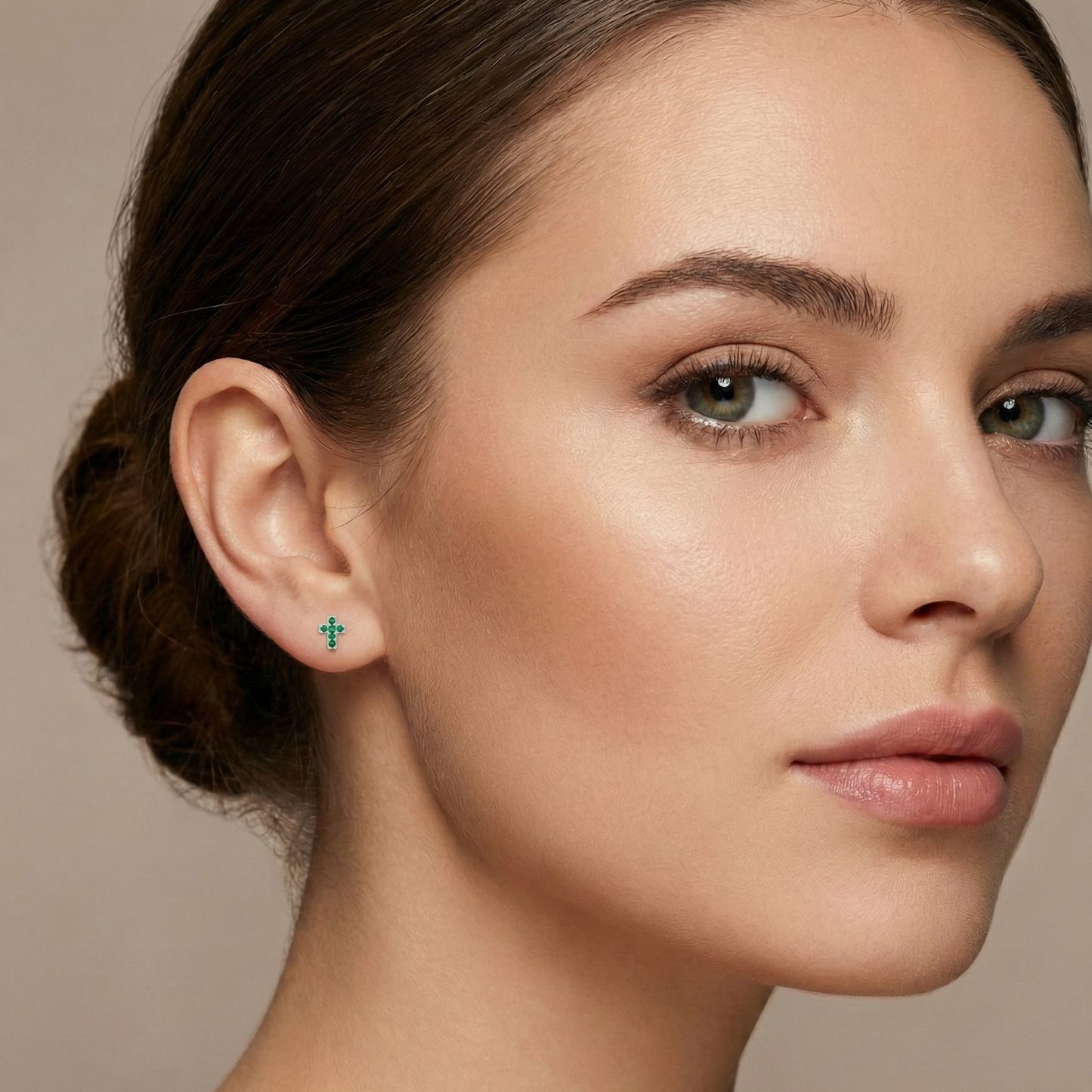 Boucles d'oreilles puces croix en argent 925 serties de zircons vert émeraude, style précieux et royal.