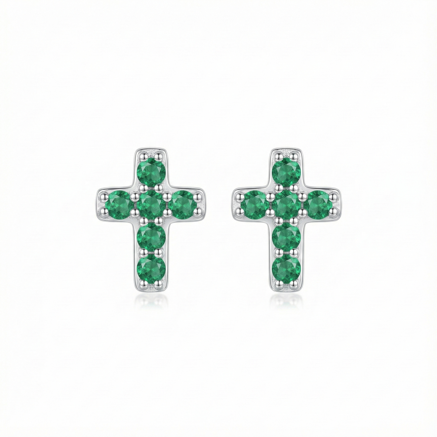 Boucles d'oreilles puces croix en argent 925 serties de zircons vert émeraude, style précieux et royal.