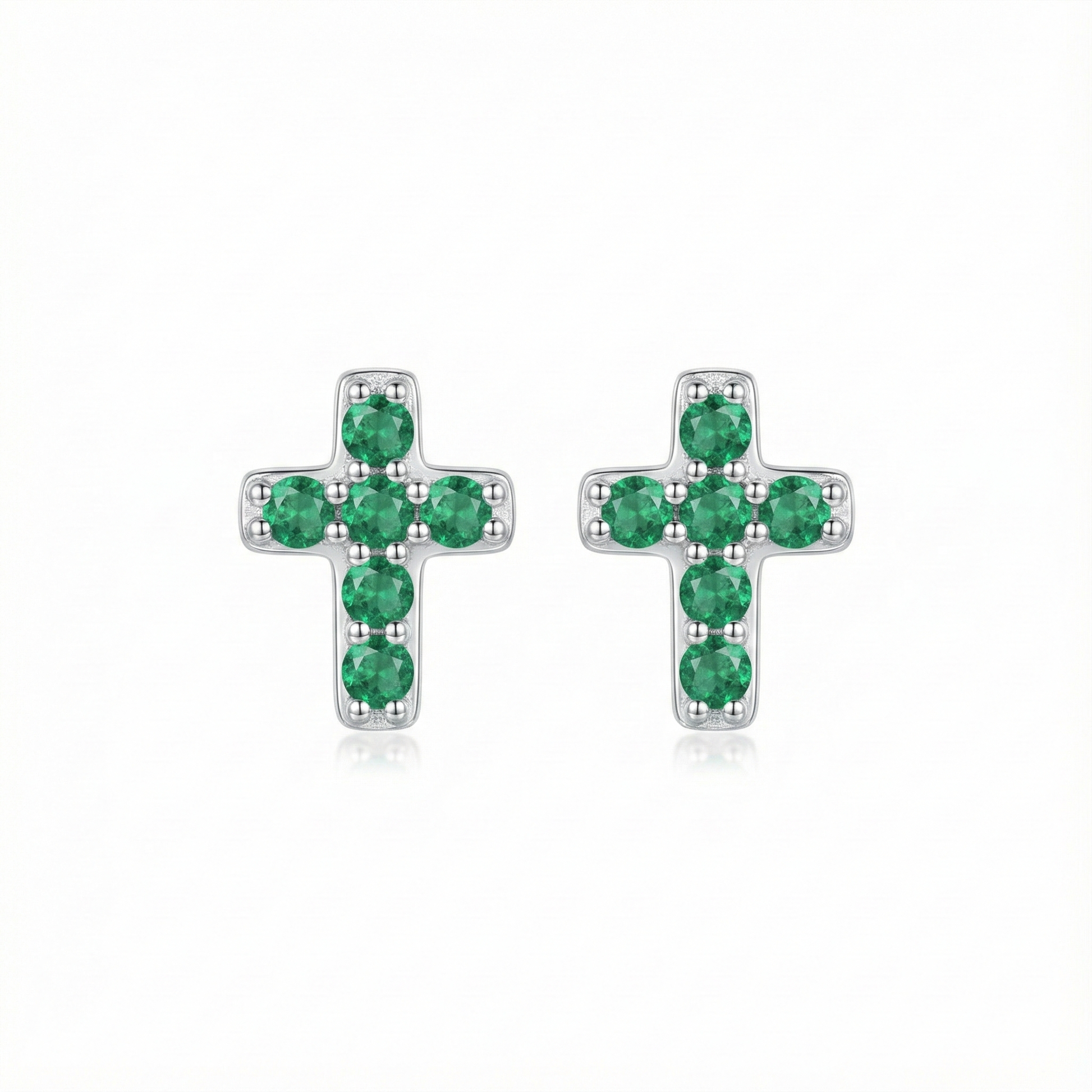 Boucles d'oreilles puces croix en argent 925 serties de zircons vert émeraude, style précieux et royal.