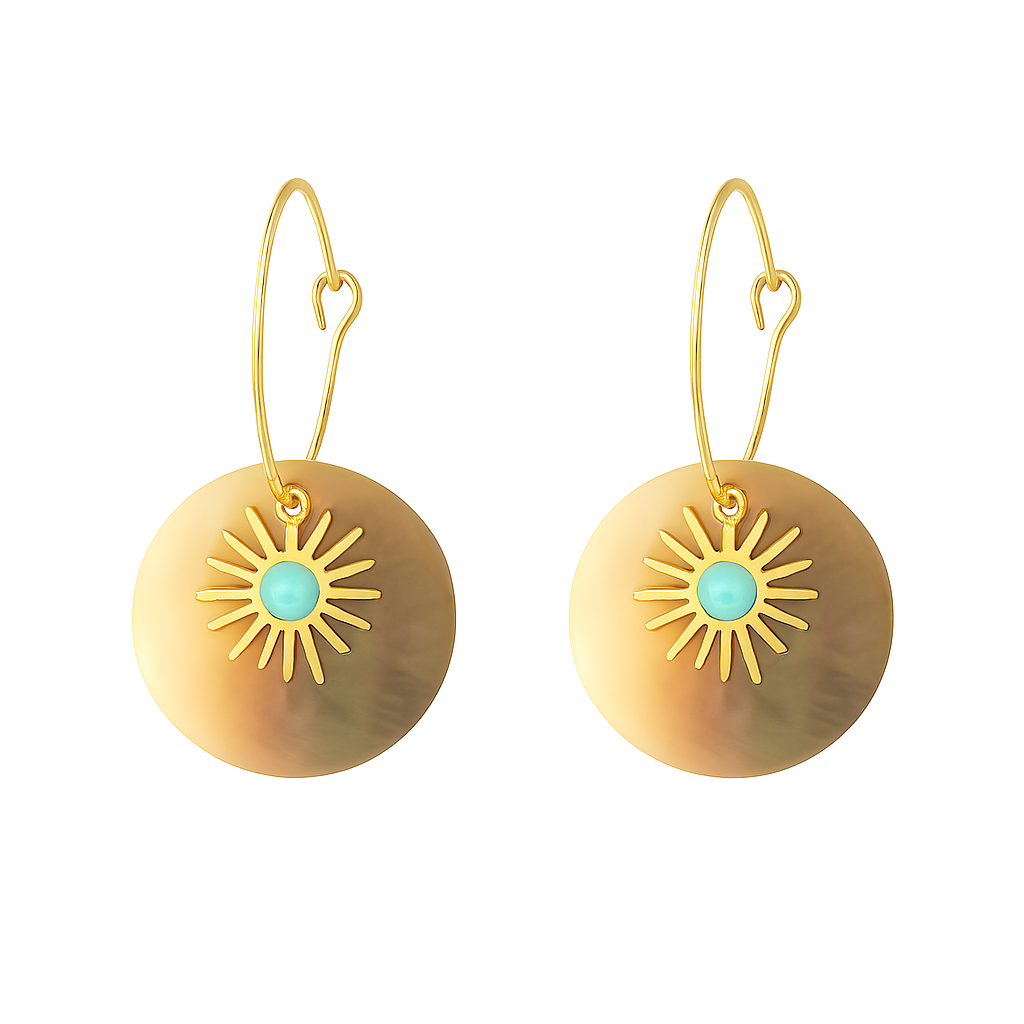 Boucles d’oreilles pendantes en forme de disque, composées de nacre naturelle et d’un motif soleil doré avec un centre en résine bleu turquoise. Montées sur un crochet fin doré en forme de cœur, elles captent la lumière et subliment le port de tête.

Matériau : Acier inoxydable couleur doré, nacre, résine turquoise. Hypoallergéniques, résistantes à l’eau et à l’oxydation. Bijou léger et agréable à porter.

Design : Disque en nacre irisée, décoré d’un soleil finement découpé, suspendu à un fil doré avec déta