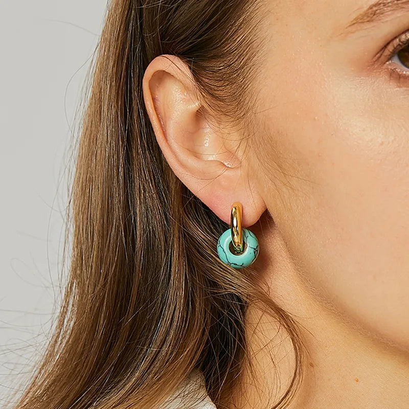 Boucles d’oreilles dorées avec anneau turquoise synthétique, style moderne et élégant pour femme.