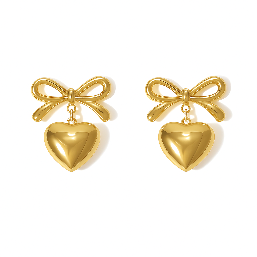 Ces boucles d’oreilles en acier inoxydable doré, composées d’un nœud élégant surmontant un cœur bombé, dégagent un charme rétro et romantique. Un bijou expressif, plein de douceur et de féminité.

Matériau : Acier inoxydable couleur doré, finition brillante, hypoallergénique, résistant à l’eau et à l’oxydation.

Dimensions : Hauteur 2,27 cm – largeur 1,92 cm – poids 10,51 g (paire).

Design : Structure en relief doré, avec un nœud délicat d’où pend un cœur tridimensionnel, pour un effet bijou couture, ludiq