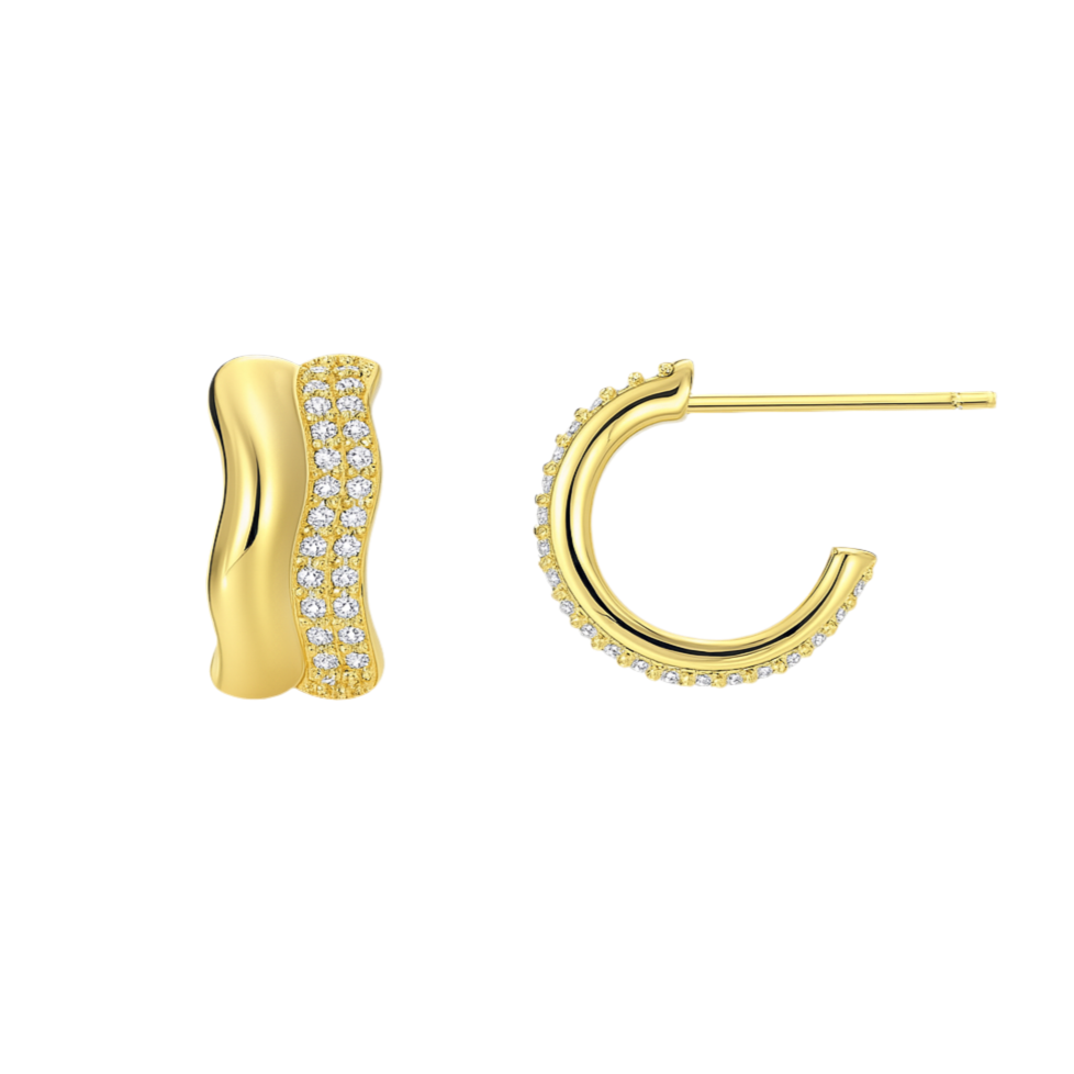 Ces créoles dorées minimalistes se distinguent par leur forme ovale épurée, sublimée en leur centre par une pierre synthétique verte aux reflets émeraude. Leur design simple mais vibrant attire immédiatement le regard grâce au contraste entre le métal doré et la pierre lumineuse.