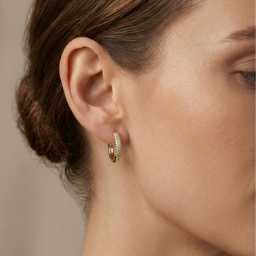 Boucles d’oreilles dorées or 18k rectangulaires avec pierre bleue facettée, ligne de zircons et émail blanc, design graphique élégant