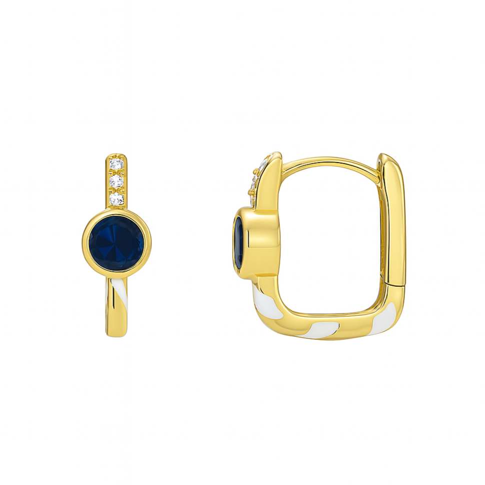 Ces boucles d’oreilles dorées de forme rectangulaire arrondie séduisent par leur silhouette contemporaine et leurs contrastes élégants. En leur centre trône une pierre bleue profonde au fini facetté, évoquant la teinte précieuse du saphir. Elle est sublimée par une lignée verticale de zircons étincelants, ajoutant une touche lumineuse et raffinée.