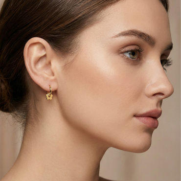 Boucles d'oreilles puces fleurs dorées en acier inoxydable, bijou waterproof et résistant qui ne noircit pas.