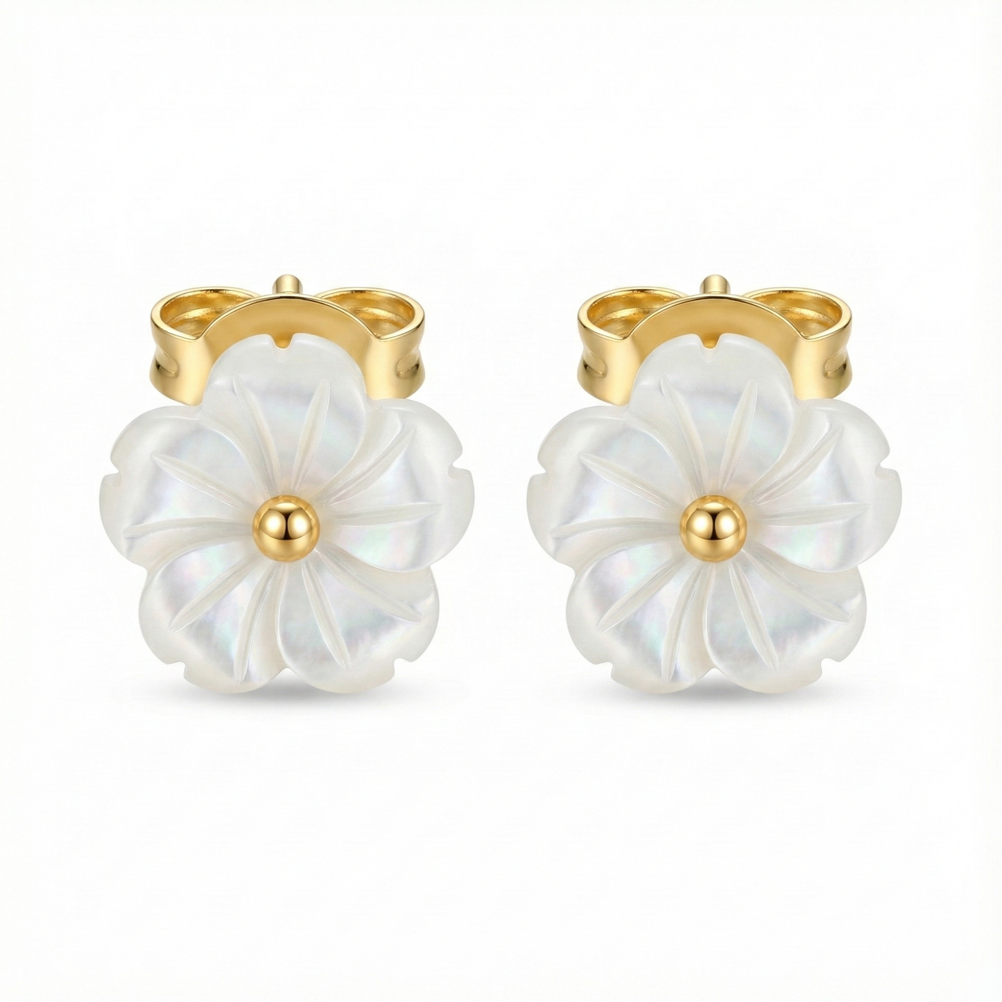 Boucles d'oreilles motif fleur blanche (style nacre) en acier inoxydable doré, bijou romantique idéal mariage ou printemps.