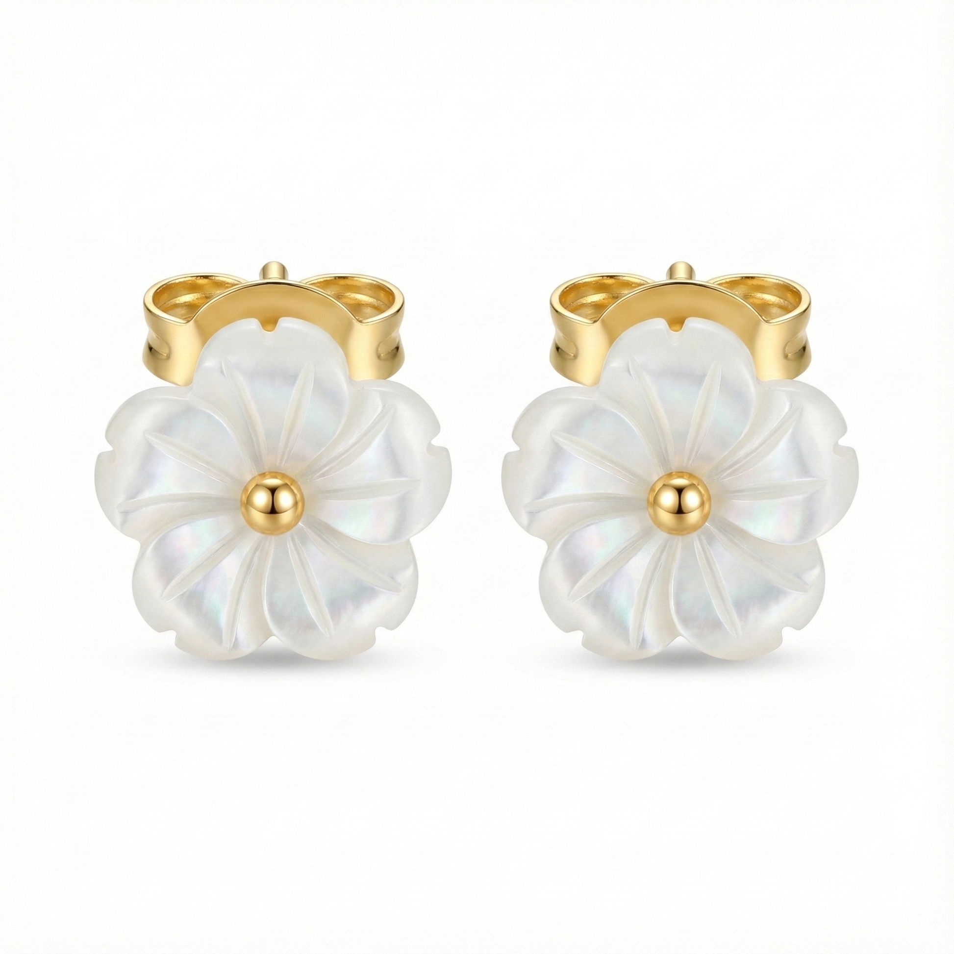 Boucles d'oreilles motif fleur blanche (style nacre) en acier inoxydable doré, bijou romantique idéal mariage ou printemps.