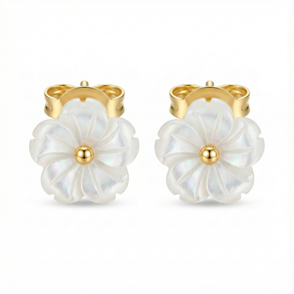 Boucles d'oreilles motif fleur blanche (style nacre) en acier inoxydable doré, bijou romantique idéal mariage ou printemps.