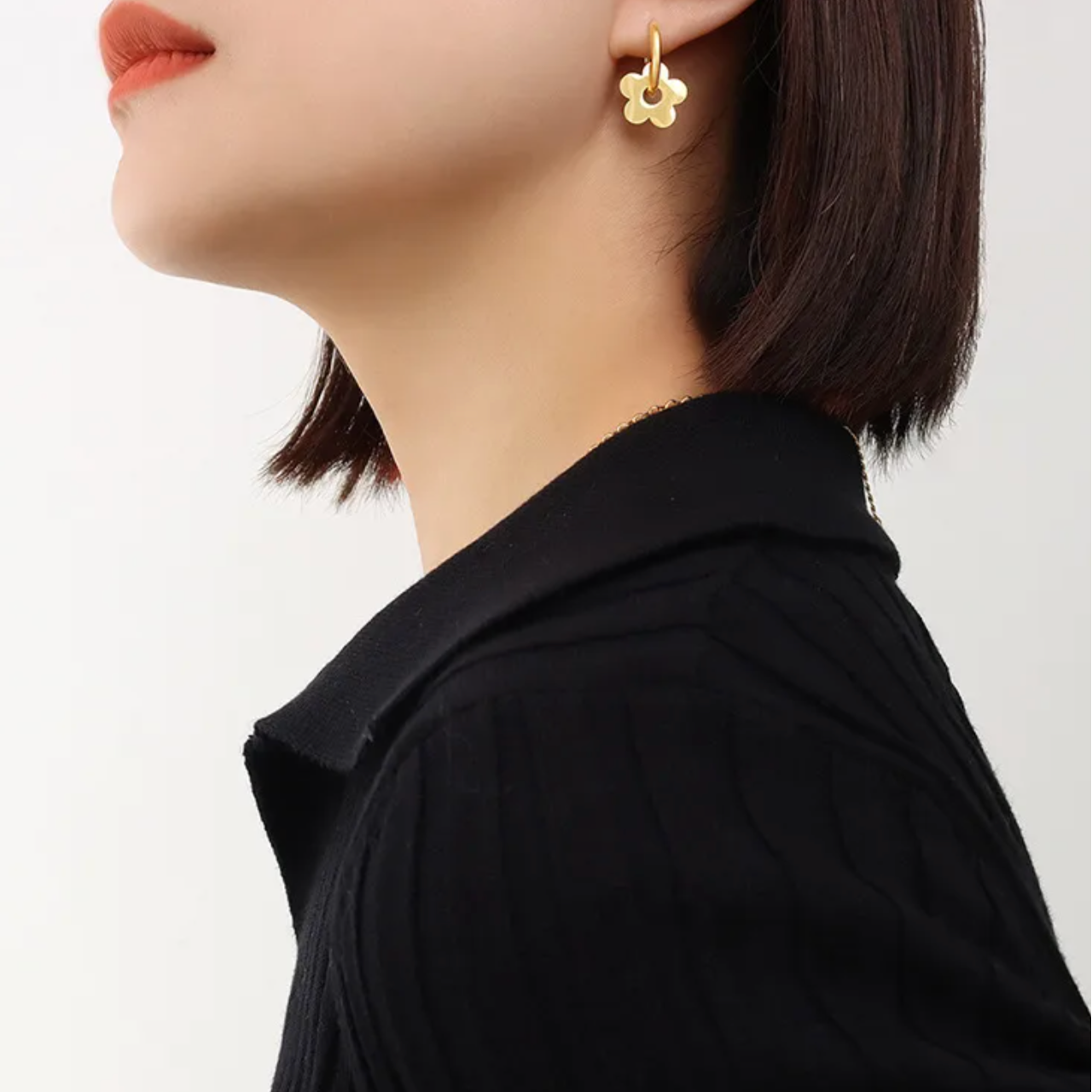 Ces créoles dorées s’accompagnent d’un pendentif fleur plate stylisée, aux lignes épurées et féminines. Un design minimaliste mais expressif, qui apporte une touche de douceur contemporaine à toutes vos tenues.

Matériaux : Acier inoxydable couleur or – résistant à l’eau, hypoallergénique, conçu pour durer sans ternir.

Dimensions : Diamètre créole env. 1,6 cm – fleur 1,2 cm – poids plume pour un confort optimal.

Style : Une boucle d’oreille pendante à la fois délicate et moderne, idéale au quotidien comme