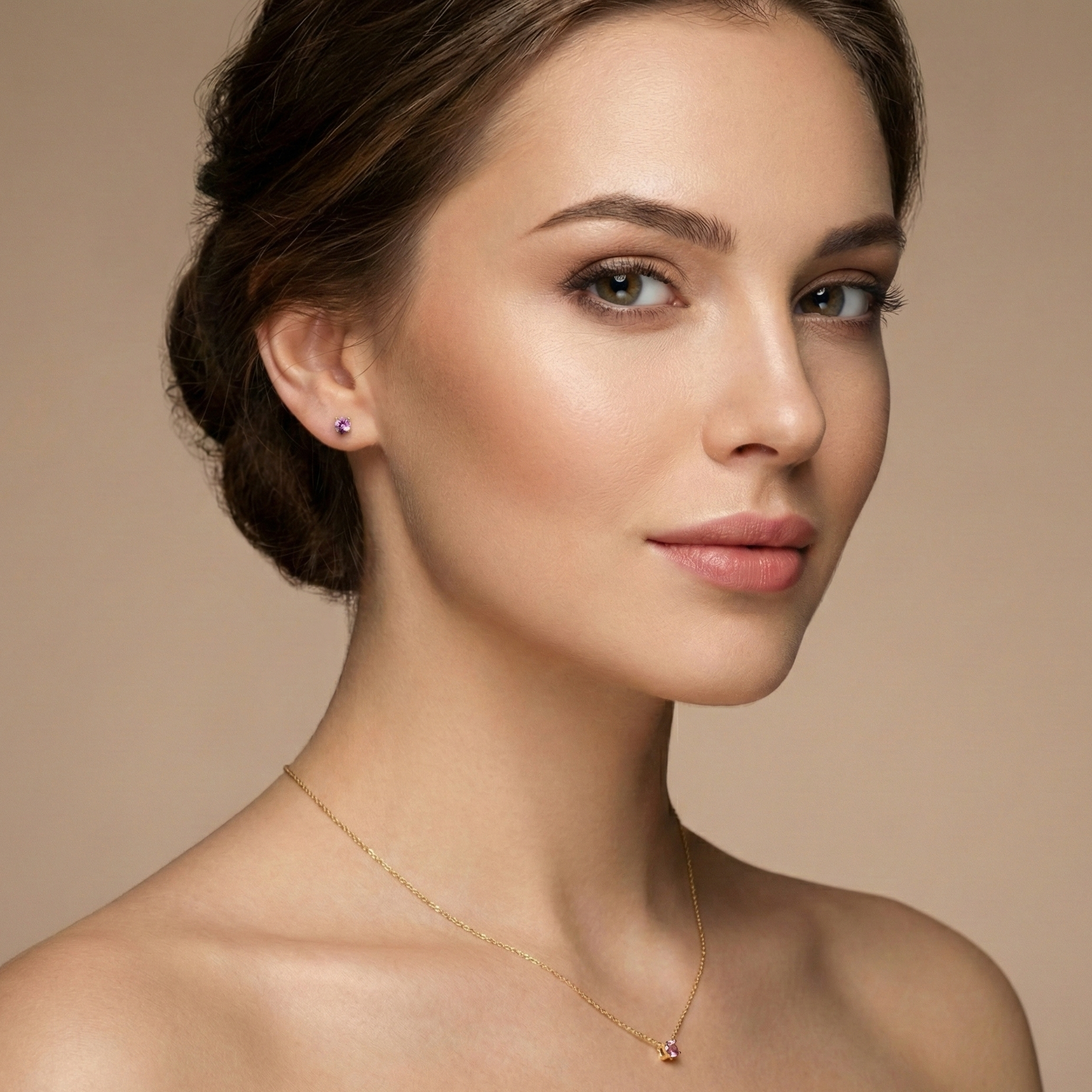 Boucles d'oreilles puces mariage ou cérémonie : zircon couleur rose pâle (rose poudré) sur monture argent doré.