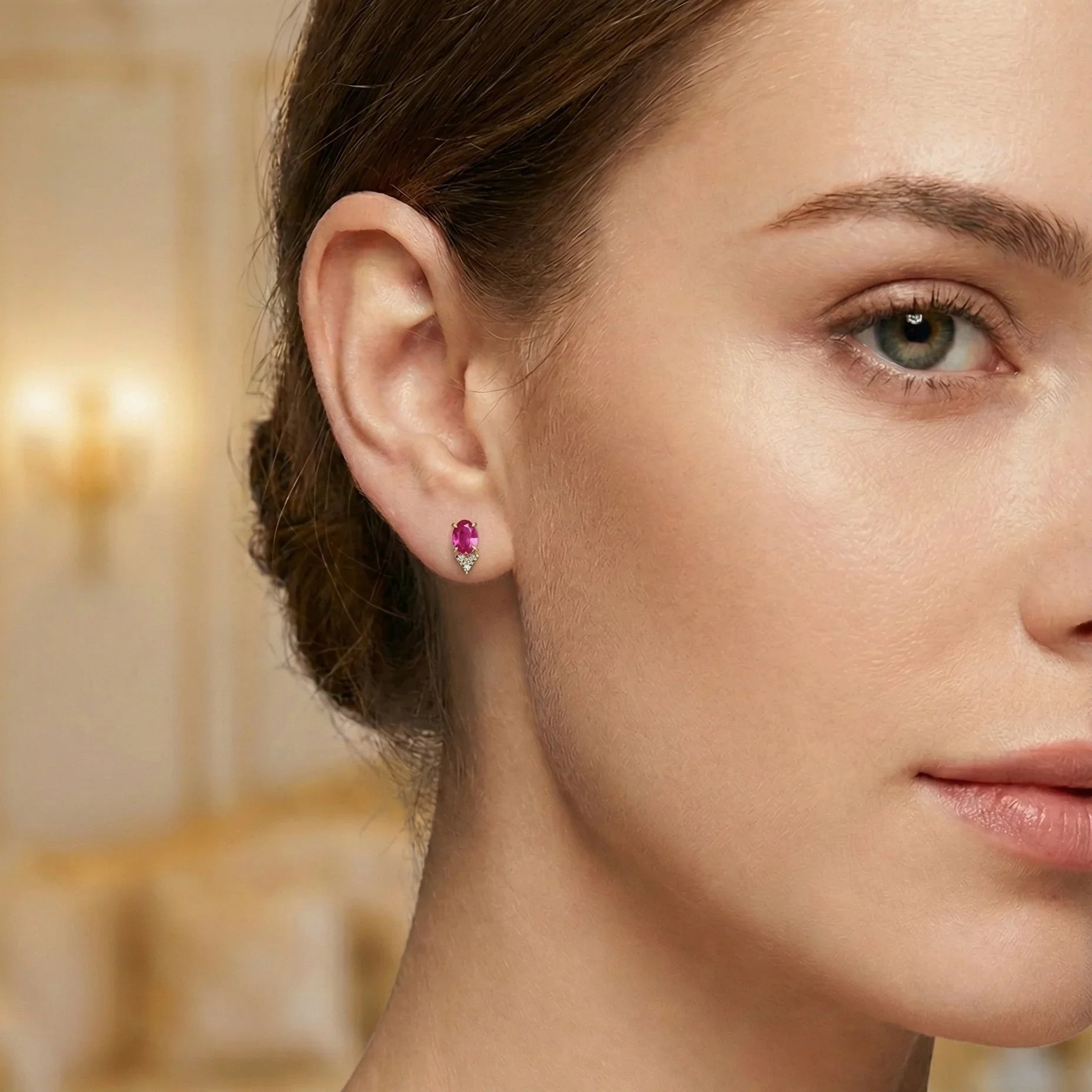 Paires de puces d'oreilles dorées serties d'une pierre centrale rouge (style rubis) taille ovale et d'un trio de petits zircons latéraux