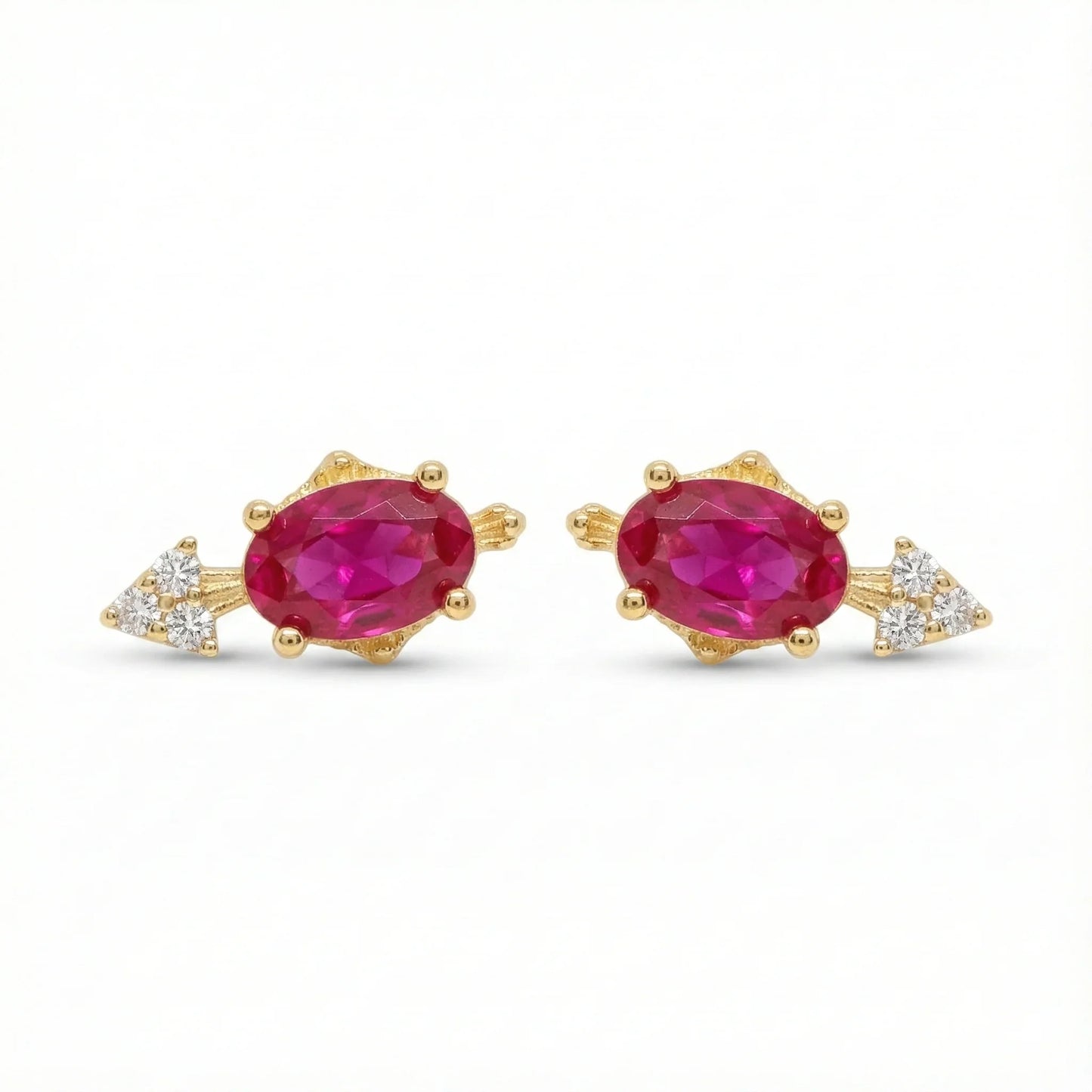 Paires de puces d'oreilles dorées serties d'une pierre centrale rouge (style rubis) taille ovale et d'un trio de petits zircons latéraux