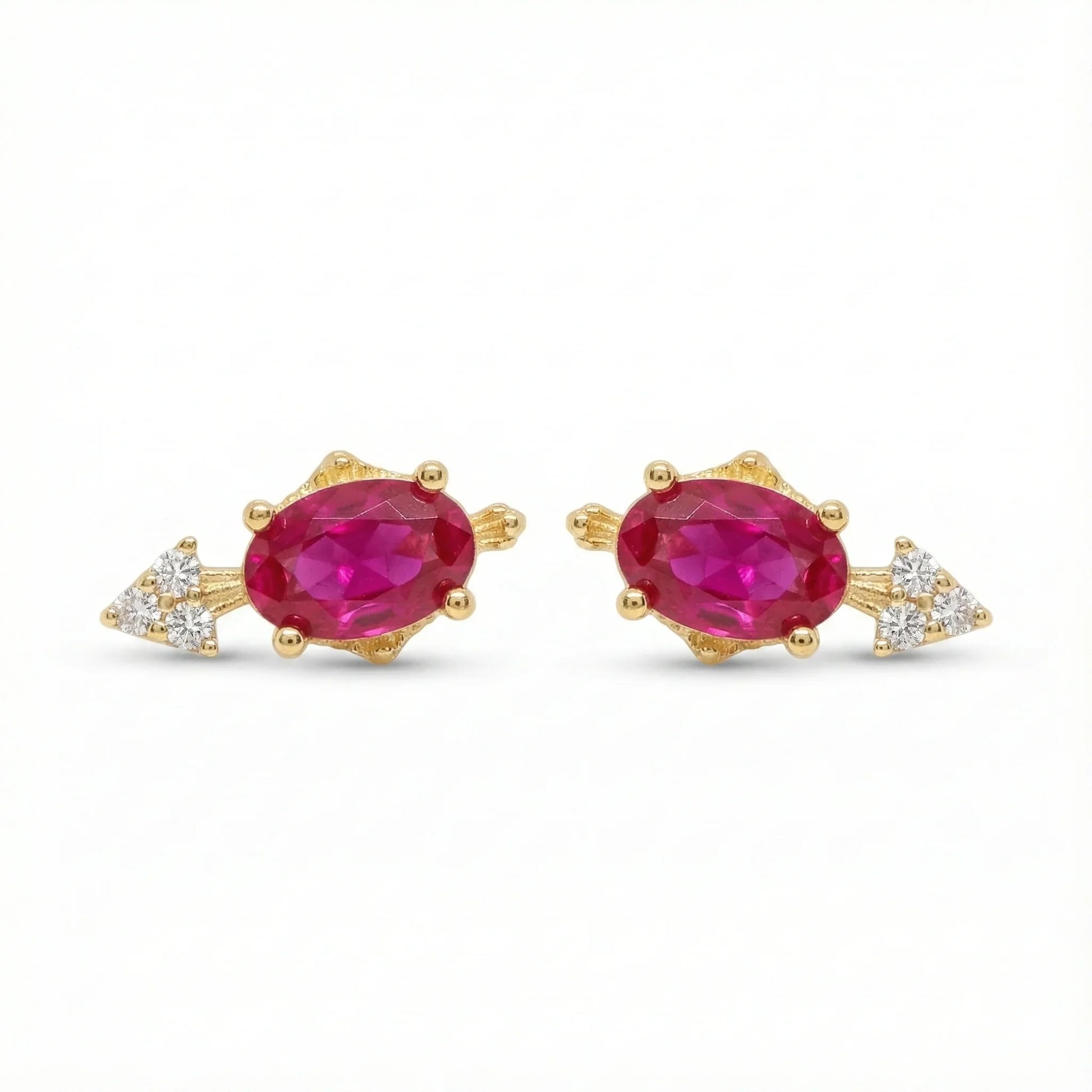 Paires de puces d'oreilles dorées serties d'une pierre centrale rouge (style rubis) taille ovale et d'un trio de petits zircons latéraux