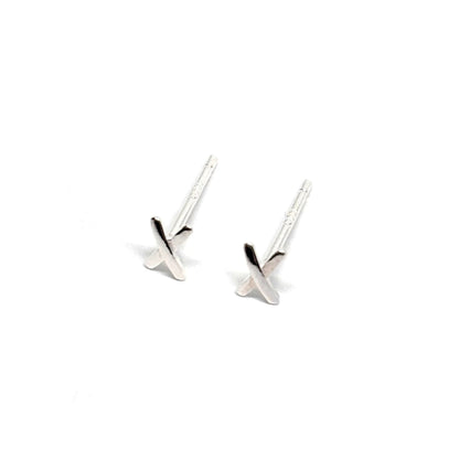 Boucles d'oreilles puces en argent 925 ornées de petites croix X, symbolisant la foi et la protection. Ces puces délicates et modernes sont idéales pour celles qui recherchent un bijou à la fois élégant et chargé de sens. L'argent 925 de haute qualité assure une brillance durable, tandis que le design épuré des croix X apporte une touche de mysticisme et de sophistication à votre look. Légères, confortables et résistantes à l'oxydation, elles conserveront leur éclat au fil du temps. Un choix parfait pour le