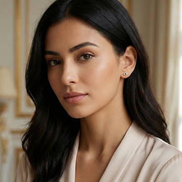 Boucles d’oreilles puces argent 925 doré or 18k œil saphir portées