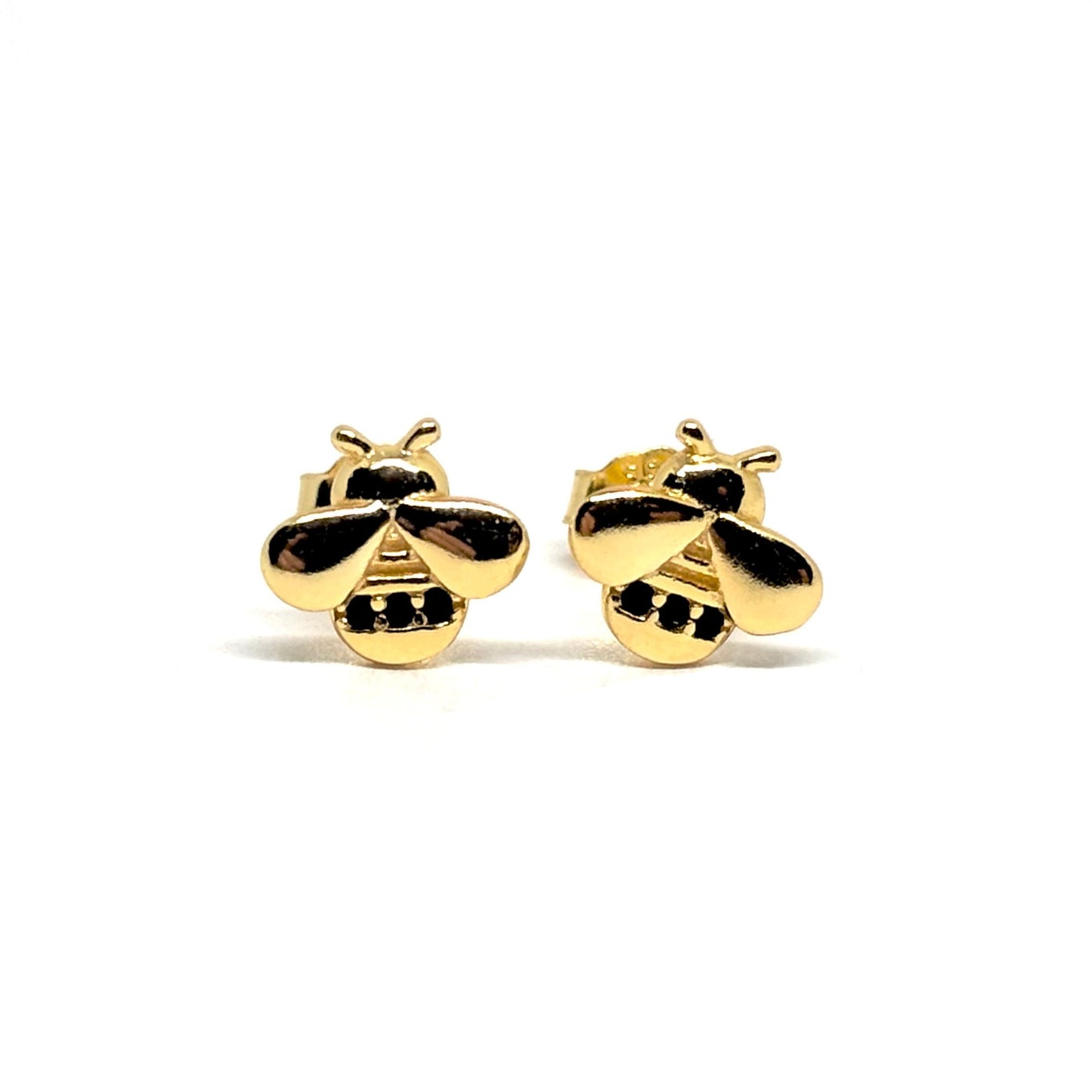 Boucles d'oreilles puces en argent 925 doré à l'or fin, ornées de petites abeilles délicatement décorées de 3 zircons noirs sur le dos. Chaque abeille mesure 0,7 x 0,75 cm, et son design raffiné apporte une brillance subtile et un contraste élégant. Ces boucles d'oreilles symbolisent la nature et l'industriosité tout en offrant un éclat raffiné et une durabilité exceptionnelle grâce à l'argent 925 doré à l'or fin. Parfaites pour le quotidien, un cadeau original ou des occasions spéciales, elles sont résista