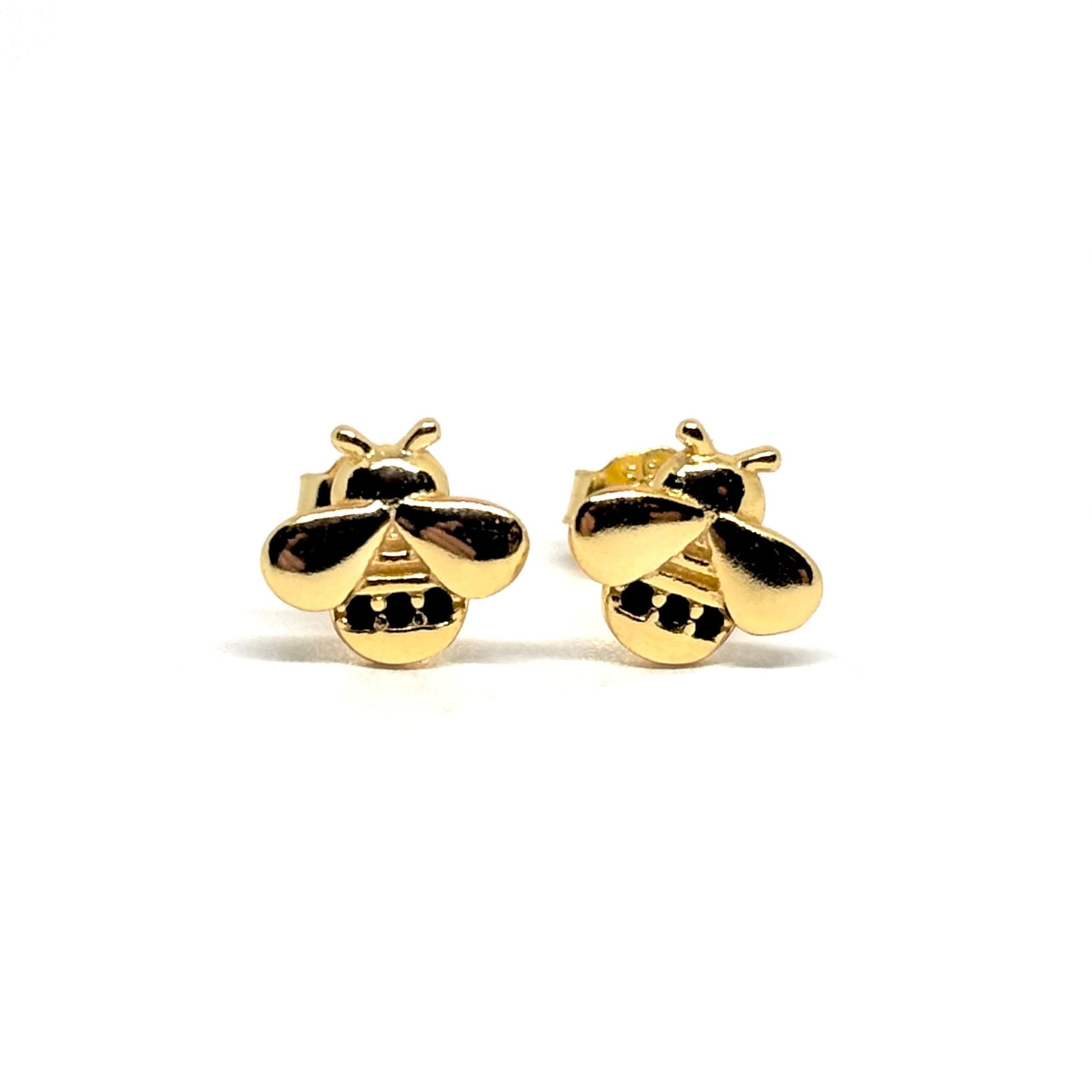 Boucles d'oreilles puces en argent 925 doré à l'or fin, ornées de petites abeilles délicatement décorées de 3 zircons noirs sur le dos. Chaque abeille mesure 0,7 x 0,75 cm, et son design raffiné apporte une brillance subtile et un contraste élégant. Ces boucles d'oreilles symbolisent la nature et l'industriosité tout en offrant un éclat raffiné et une durabilité exceptionnelle grâce à l'argent 925 doré à l'or fin. Parfaites pour le quotidien, un cadeau original ou des occasions spéciales, elles sont résista