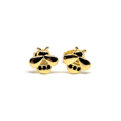 Boucles d'oreilles puces en argent 925 doré à l'or fin, ornées de petites abeilles délicatement décorées de 3 zircons noirs sur le dos. Chaque abeille mesure 0,7 x 0,75 cm, et son design raffiné apporte une brillance subtile et un contraste élégant. Ces boucles d'oreilles symbolisent la nature et l'industriosité tout en offrant un éclat raffiné et une durabilité exceptionnelle grâce à l'argent 925 doré à l'or fin. Parfaites pour le quotidien, un cadeau original ou des occasions spéciales, elles sont résista