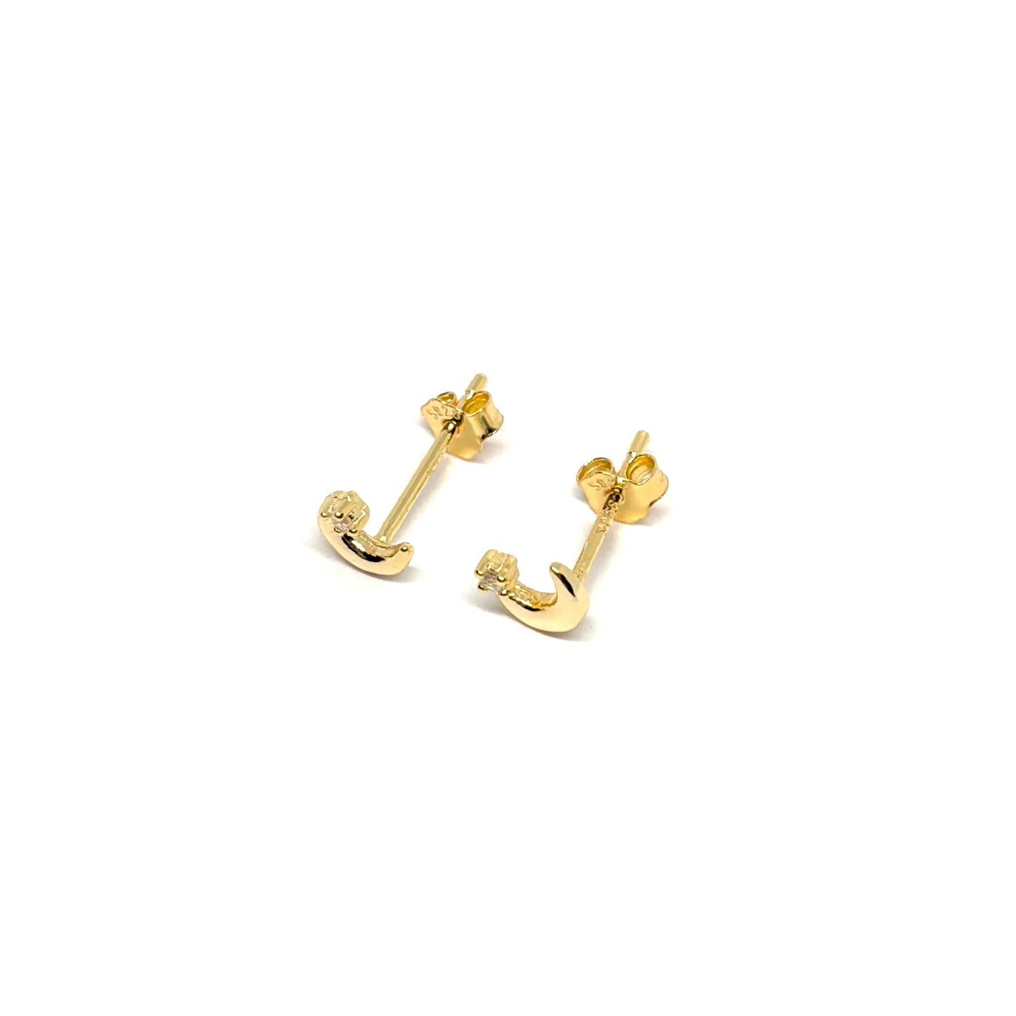 Boucles d'oreilles puces en argent 925 doré à l'or fin, ornées de petits croissants de lune symbolisant féminité et renouveau. Chaque croissant est décoré de 4 zircons brillants, ajoutant une touche de lumière et de raffinement à votre look. Le design céleste et mystique est parfait pour le quotidien ou des occasions spéciales, tandis que l'argent doré à l'or fin assure brillance et durabilité. Légères, confortables et résistantes à l'oxydation, ces boucles d'oreilles raffinées sont un choix idéal pour offr