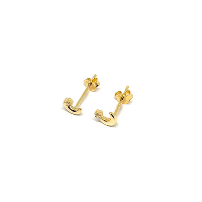 Boucles d'oreilles puces en argent 925 doré à l'or fin, ornées de petits croissants de lune symbolisant féminité et renouveau. Chaque croissant est décoré de 4 zircons brillants, ajoutant une touche de lumière et de raffinement à votre look. Le design céleste et mystique est parfait pour le quotidien ou des occasions spéciales, tandis que l'argent doré à l'or fin assure brillance et durabilité. Légères, confortables et résistantes à l'oxydation, ces boucles d'oreilles raffinées sont un choix idéal pour offr