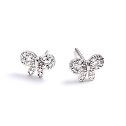 Boucles d’oreilles puces en argent sterling 925 ornées de petits flots élégants sertis de zircons scintillants. Ce design raffiné et fluide symbolise la légèreté et l’harmonie, parfait pour sublimer un look chic et moderne. Les zircons ajoutent une brillance subtile à ces boucles de 8 mm x 6 mm, idéales pour un usage quotidien comme pour des occasions spéciales. Conçues en argent sterling 925 de haute qualité, elles offrent une durabilité exceptionnelle et résistent à l’oxydation. Légères et confortables, e